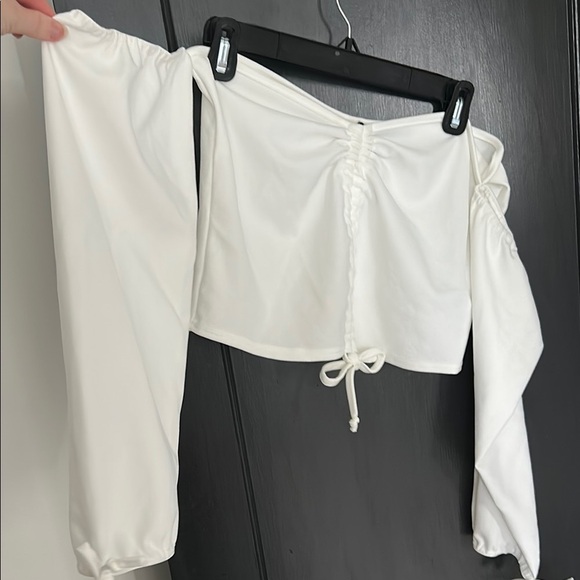 PrettyLittleThing Cream Ruched Tie Front Crop Tube with attached Sleeves - Picture 2 of 3